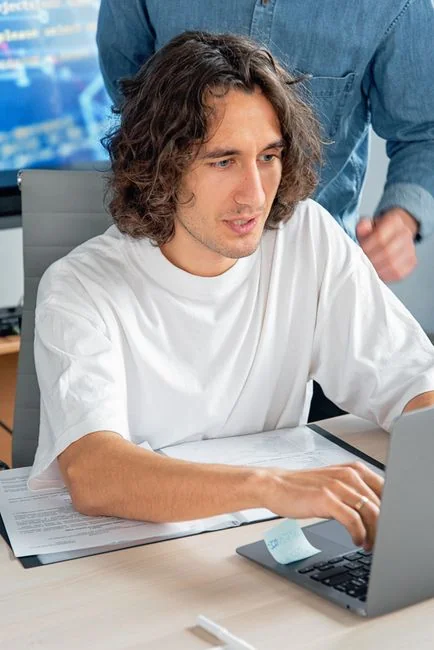 our-story Deux écrans posés sur un bureau, mettant en valeur la conception web dans un environnement de bureau moderne.